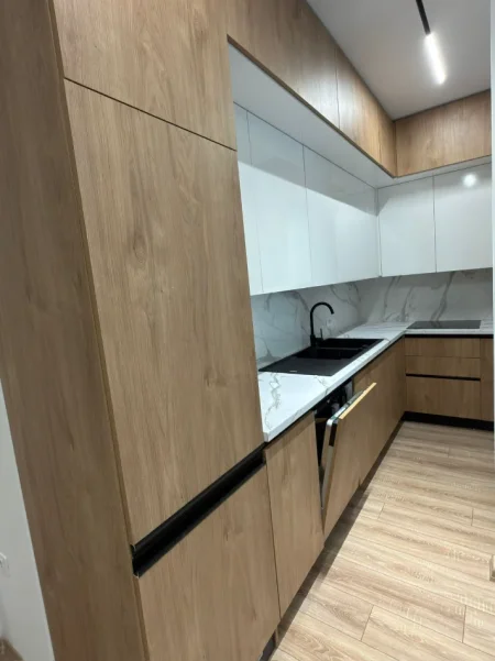 Tirane, jepet me qera apartament 2+1 , 100 m² 1.000 € (Komuna e Parisit)