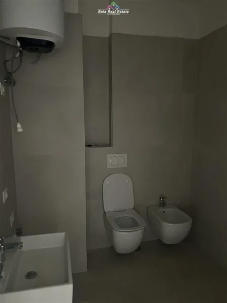 Tirane, jepet me qera zyre Kati 3, 116 m² 630 € (jordan misja)