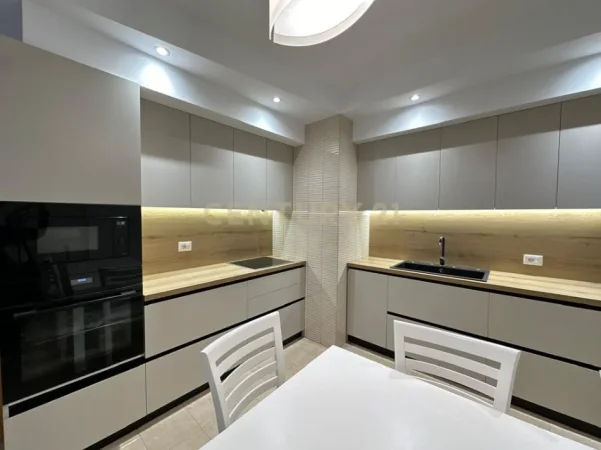 Tirane, jepet me qera apartament 2+1 Kati 5, 121 m² 950 € (komuna e parisit)