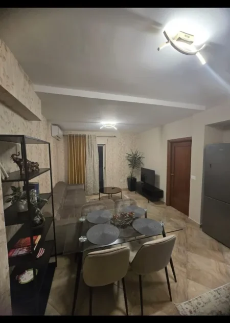 Tirane, jepet me qera apartament 1+1 Kati 7, 75 m² 650 € (RRUGA E BARRIKADAVE)