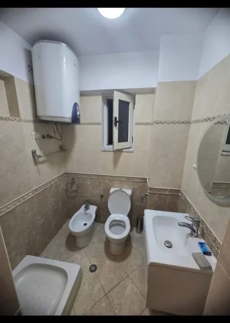 Tirane, jepet me qera apartament 1+1 Kati 7, 75 m² 650 € (RRUGA E BARRIKADAVE)