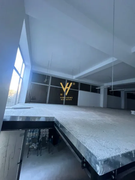 Tirane, jepet me qera ambjent biznesi Kati 0, 240 m² 1.500 € (STACIONI I TRENIT)