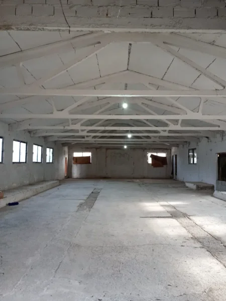 Tirane, jepet me qera magazine Kati 0, 600 m² 1.000 € (kombinat)