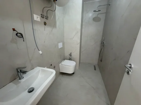 Tirane, jepet me qera apartament 1+1 Kati 8, 340 € (rruga pasho hysa)