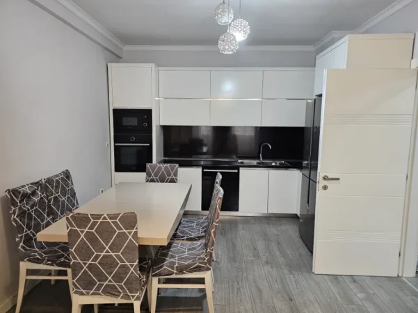 Tirane, jepet me qera apartament 2+1 Kati 8, 105 m² 530 € (astir)
