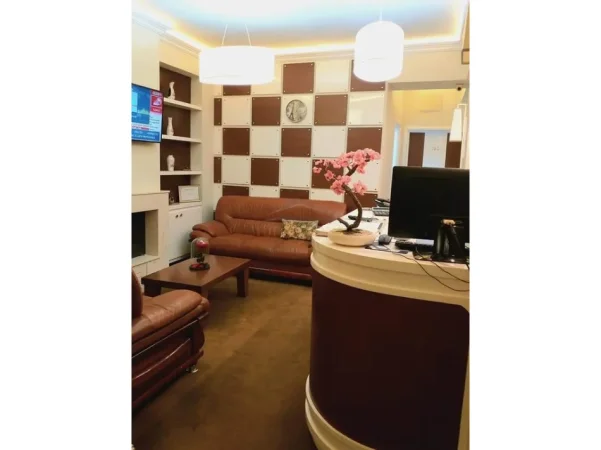 Shitet, Hotel 3-Katësh, Korçë, 700 m² 1.200.000 €