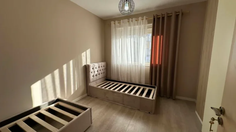 Tirane, jepet me qera apartament 2+1+Ballkon Kati 3, 101 m² 650 € (Unaza e Re)