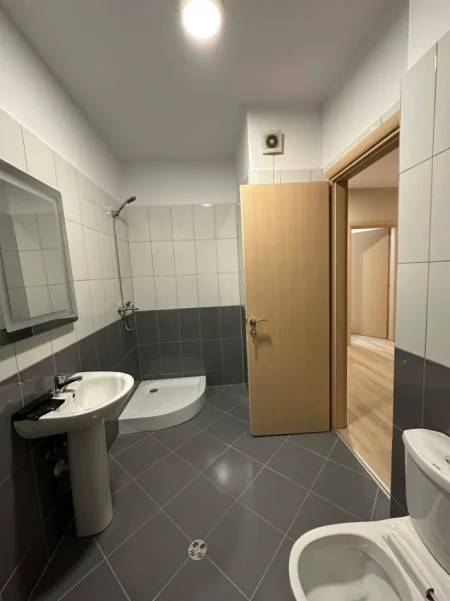 Tirane, jepet me qera apartament 2+1+Ballkon Kati 3, 101 m² 650 € (Unaza e Re)