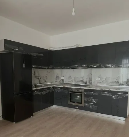 Tirane, jepet me qera apartament 2+1+Ballkon Kati 4, 104 m² 500 € (Rruga 5 Maj (Concordi))