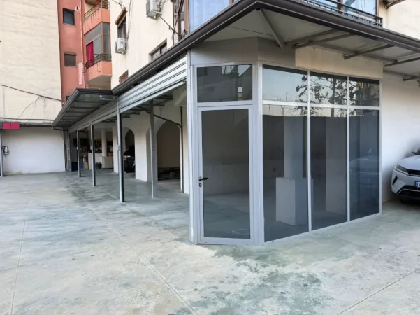 Tirane, jepet me qera ambjent biznesi Kati 6, 1.500 m² 15.000 € (LAPRAKE)