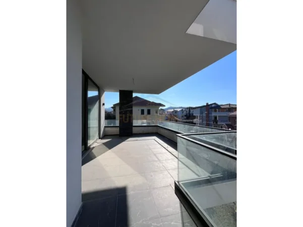 Tirane, shitet Vile 5+1+Ballkon Kati 2, 290 m² 800.000 € (Pranë Pallatit të Brigadave)