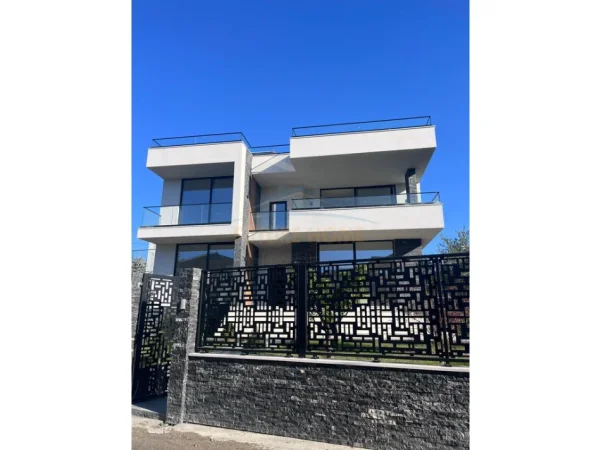 Tirane, shitet Vile 5+1+Ballkon Kati 2, 290 m² 800.000 € (Pranë Pallatit të Brigadave)