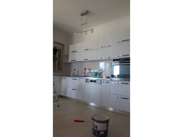Tirane, shitet apartament 2+1+Ballkon Kati 4, 108 m² 260.000 € (Liqeni i Thatë)
