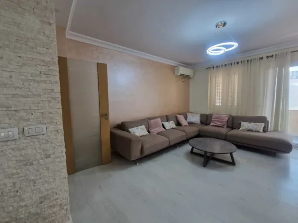 Tirane, shes apartament 3+1 Kati 4, 127 m² 209000 € (Rruga Xhanfize Keko)