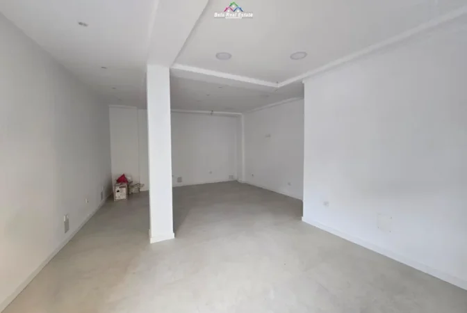 Tirane, jepet me qera dyqan Kati 0, 42 m² 520 € (rruga e durresit)