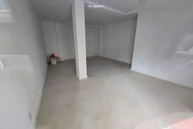 Tirane, jepet me qera dyqan Kati 0, 42 m² 520 € (rruga e durresit)