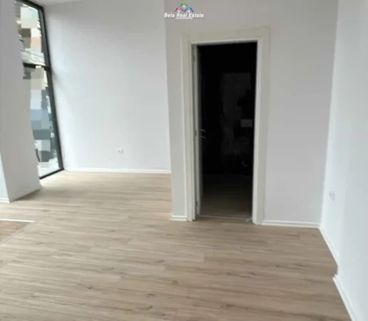Tirane, jepet me qera dyqan Kati 0, 55 m² 1.000 € (mine peza)