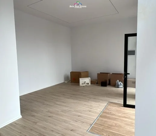 Tirane, jepet me qera dyqan Kati 0, 55 m² 1.000 € (mine peza)