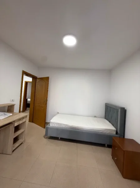 Tirane, jepet me qera apartament 2+1+Ballkon Kati 1, (Vasil Shanto) 60.000 Leke/Muaj