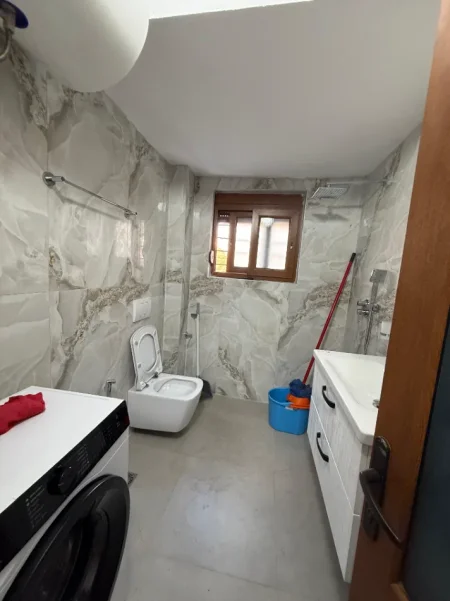 Tirane, jepet me qera apartament 2+1+Ballkon Kati 1, (Vasil Shanto) 60.000 Leke/Muaj