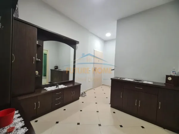 Tirane, jepet me qera apartament 2+1+Ballkon Kati 8, 105 m² 500 € (yzberisht)