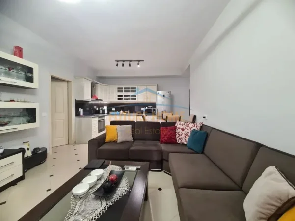 Tirane, jepet me qera apartament 2+1+Ballkon Kati 8, 105 m² 500 € (yzberisht)
