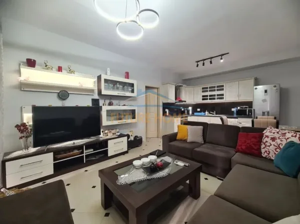 Tirane, jepet me qera apartament 2+1+Ballkon Kati 8, 105 m² 500 € (yzberisht)