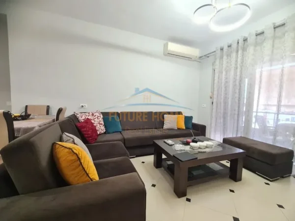 Tirane, jepet me qera apartament 2+1+Ballkon Kati 8, 105 m² 500 € (yzberisht)