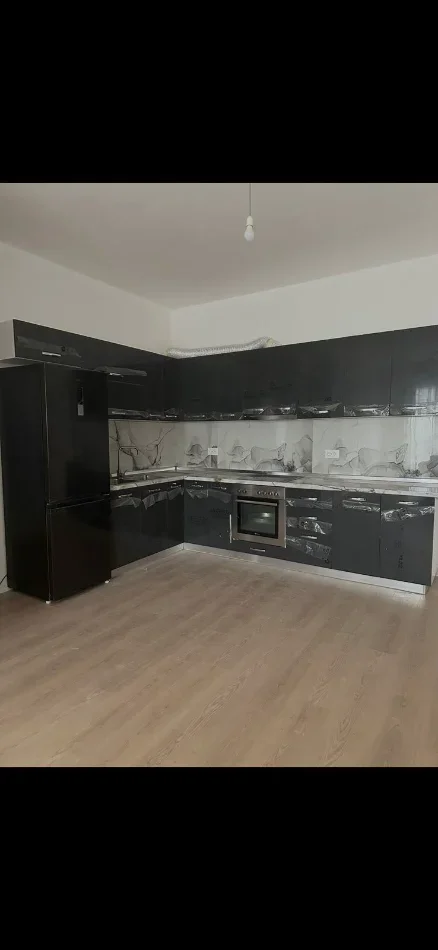 Tirane, jepet me qera Apartament 2+1,kati 4, Mobiluar, Çmimi 50.000 Lekë të Reja, tek 5 MAJ -Tiranë