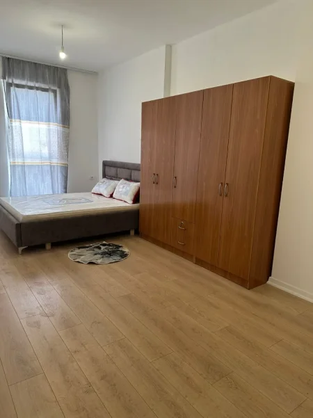 Tirane, jepet me qera Apartament 2+1,kati 4, Mobiluar, Çmimi 50.000 Lekë të Reja, tek 5 MAJ -Tiranë