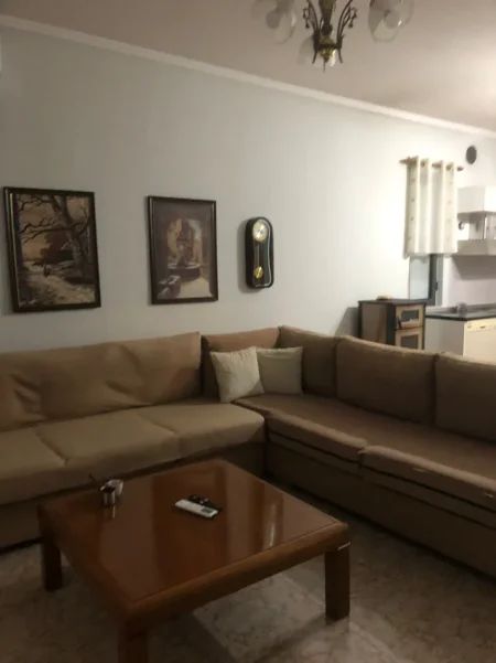 Tirane, jepet me qera apartament 2+1+Ballkon Kati 2, 125 m² 800 € (TREGU ELEKTRIK)