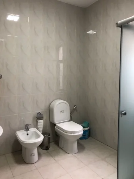 Tirane, jepet me qera apartament 2+1+Ballkon Kati 2, 125 m² 800 € (TREGU ELEKTRIK)