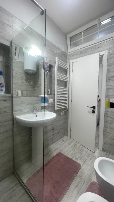 Tirane, jepet me qera apartament 1+1 Kati 2, 60 m² 660 € (Rruga Anton Lufi)
