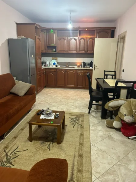 Tirane, jepet me qera apartament 1+1 Kati 4, 70 m² 470 € (Rruga Foto Xhavella)