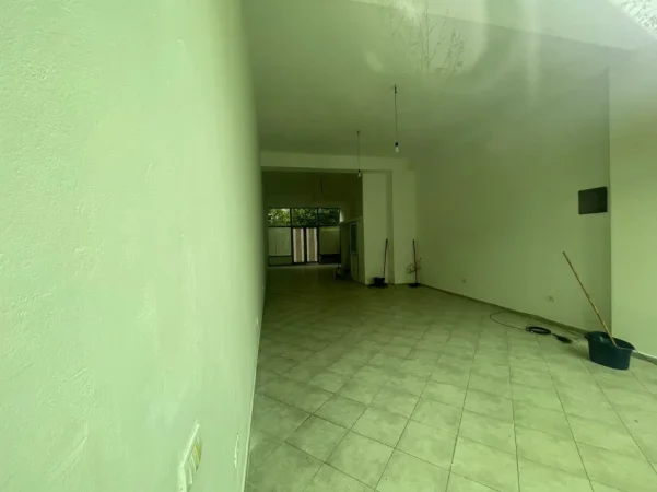 Tirane, jepet me qera dyqan Kati 0, 100 m² 840 € (loni ligori)
