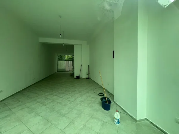 Tirane, jepet me qera dyqan Kati 0, 100 m² 840 € (loni ligori)