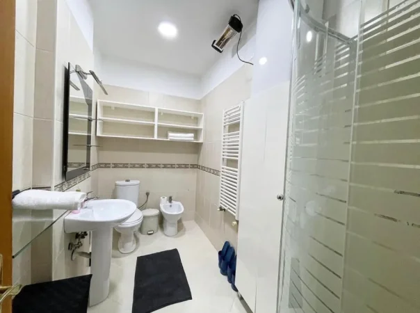 Tirane, jepet me qera apartament 3+1 Kati 4, 220 m² 1.600 € (Komuna e Parisit)