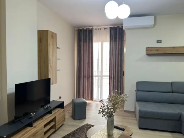 Tirane, jepet me qera apartament 2+1+Ballkon Kati 4, 88 m² 700 € 