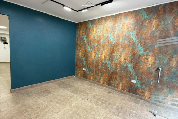 Tirane, jepet me qera dyqan Kati 0, 75 m² 680 € (blloku)