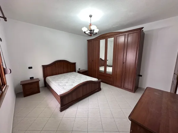 Tirane, jepet me qera Vile 2+1 Kati 2, 100 m², Çmimi 40.000 Lekë të Reja,(Pas Spitalit Ushtarak, Laprakë, Tiranë)