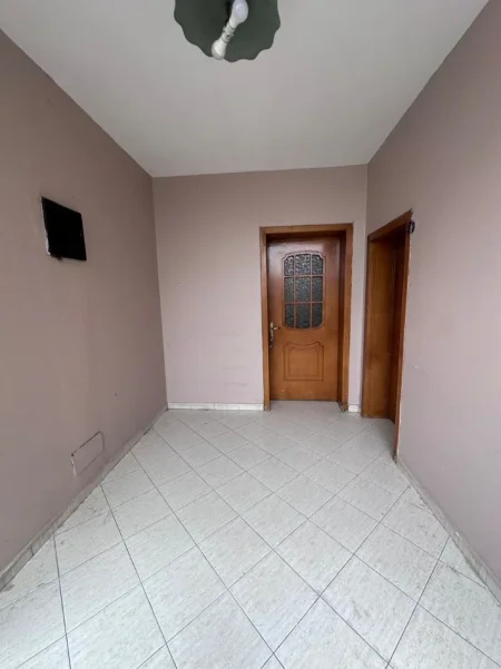 Tirane, jepet me qera Vile 2+1 Kati 2, 100 m², Çmimi 40.000 Lekë të Reja,(Pas Spitalit Ushtarak, Laprakë, Tiranë)