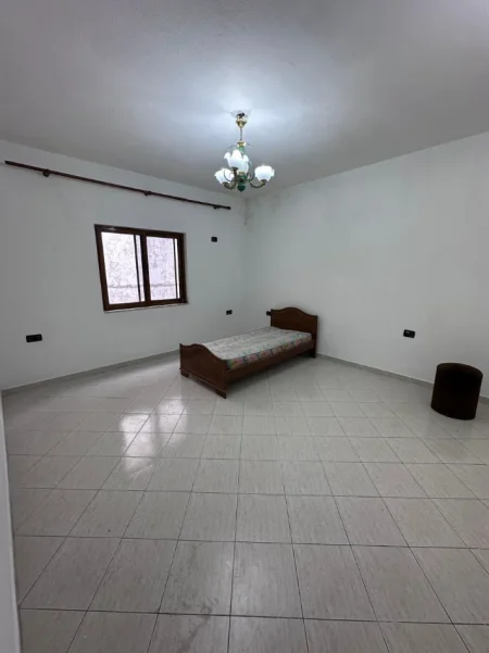 Tirane, jepet me qera Vile 2+1 Kati 2, 100 m², Çmimi 40.000 Lekë të Reja,(Pas Spitalit Ushtarak, Laprakë, Tiranë)