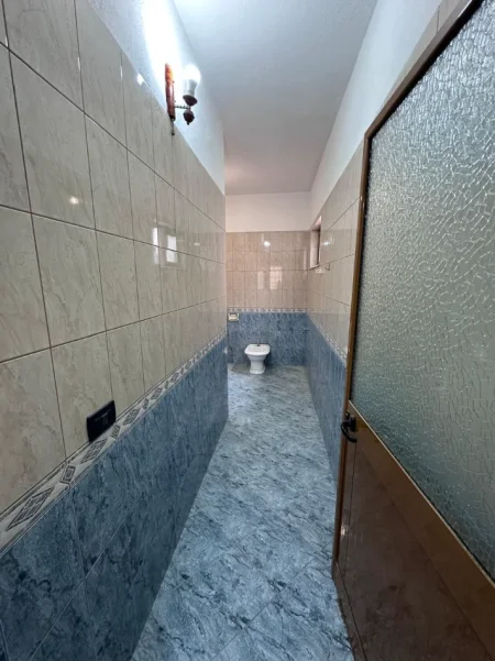 Tirane, jepet me qera Vile 2+1 Kati 2, 100 m², Çmimi 40.000 Lekë të Reja,(Pas Spitalit Ushtarak, Laprakë, Tiranë)