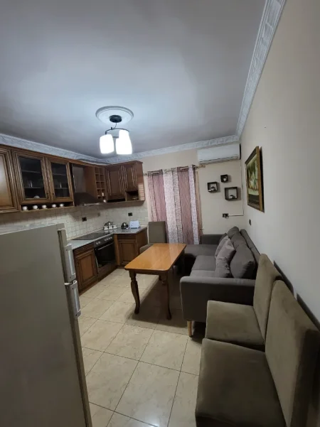 Tirane, jepet me qera apartament 2+1+Ballkon Kati 1, 90 m² 650 € 