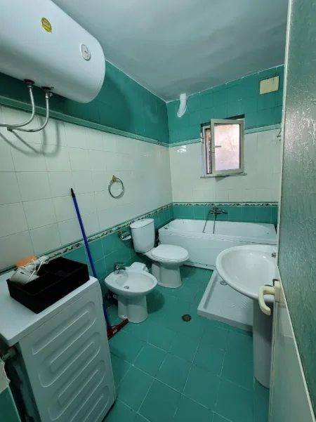 Tirane, jepet me qera apartament 2+1+Ballkon Kati 1, 90 m² 650 € 