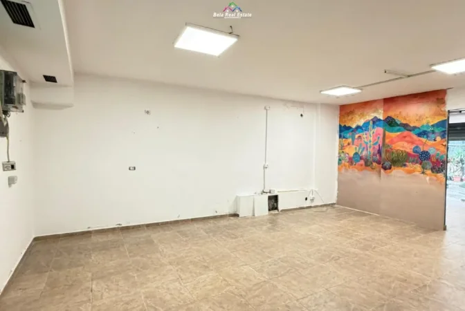 Tirane, jepet me qera dyqan Kati 0, 75 m² 680 € (Bllok)
