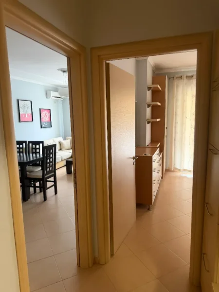Tirane, jepet me qera apartament 1+1+Ballkon Kati 5, 64 m² 520 € (Rruga Haxhi Hysen Dalliu)