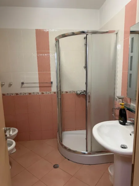 Tirane, jepet me qera apartament 1+1+Ballkon Kati 5, 64 m² 520 € (Rruga Haxhi Hysen Dalliu)