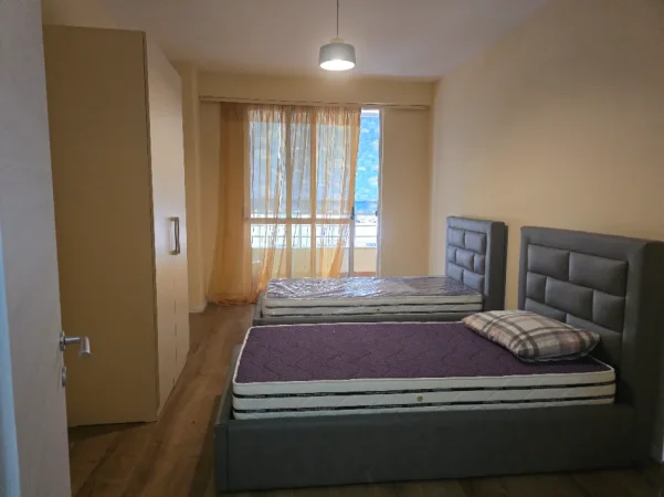 Tirane, jepet me qera apartament 2+1+Ballkon Kati 4, 100 m² 520 € (Prane Bar Artisti)