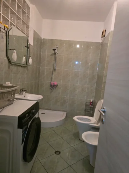 Tirane, jepet me qera apartament 2+1+Ballkon Kati 4, 100 m² 520 € (Prane Bar Artisti)